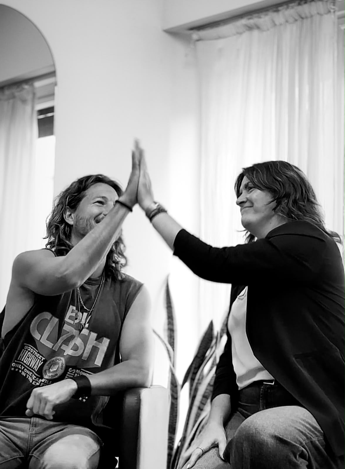 Mimi y Rodri chocando los cinco en el salón